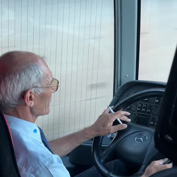 Efe Tur Şoförü Seyir Esnasında Sigara İçiyor Ve Telefonla Oynuyor