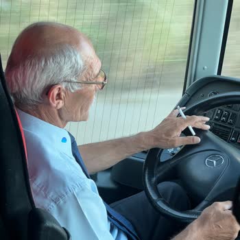 Efe Tur Şoförü Seyir Esnasında Sigara İçiyor Ve Telefonla Oynuyor