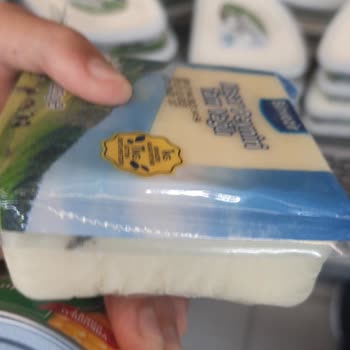 BİM Kaşarın İçinde Böcek