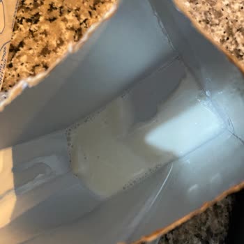 Burdan Süt Ve Süt Ürünleri Sağlığımızla Oynuyorsunuz! Bozuk Sütlerden Dolayı Şikayetçiyim!