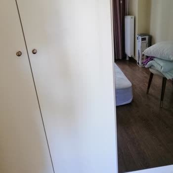 Kelebek Mobilya'dan Yeni Alınan Dolabın Aynasının Düşmesi