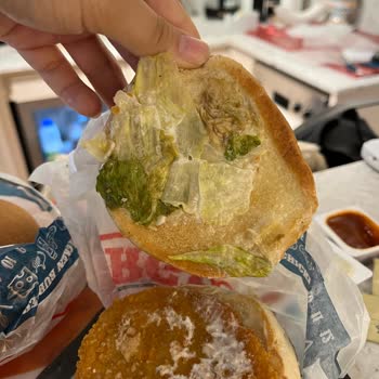 Saloon Burger 'de Çürük Marul Ve Eksik Ürün