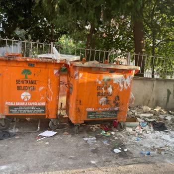 Şehitkamil Belediyesi Bina Önü Çöplük
