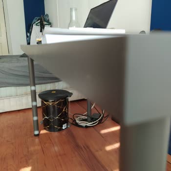 IKEA Lagkapten Masa Ortasından Aşağı Yamuldu.