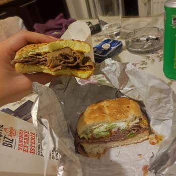 Arby's Yanlışlık Var. 1+1 Menüde Ekmekler Farklı. Biri Çocuk Menüsü Boyutunda