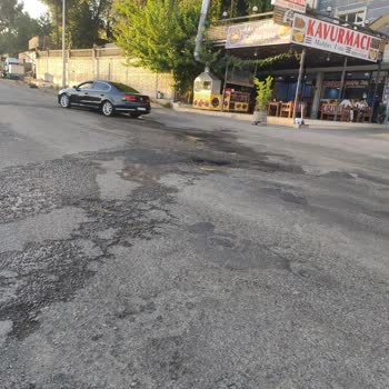 Silvan Belediyesi İşlek Caddenin Ortasında Obruk Obruk Çukurlar