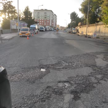 Silvan Belediyesi İşlek Caddenin Ortasında Obruk Obruk Çukurlar