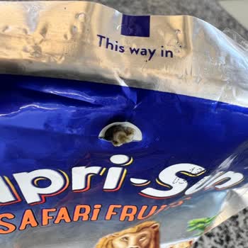 Caprisun Capri-sun İçinden Çıkan Koyu Renkli Katı Madde