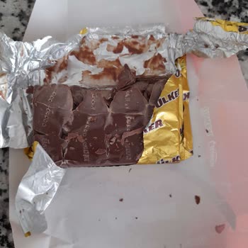 Ülker Sütlü Kare Çikolata Yarım Ve Bozuk Şekilde Çıktı