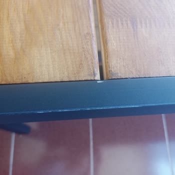 Düğüncüzade Mobilya Center Balkon Oturma Grubu Masası Üzerinde Çizikler Bulunmaktadır.