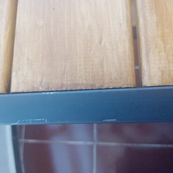 Düğüncüzade Mobilya Center Balkon Oturma Grubu Masası Üzerinde Çizikler Bulunmaktadır.