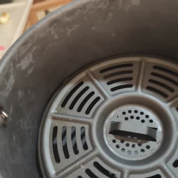 Karaca Züccaciye Karaca Airfrey İç Haznesi Boya Akması Yapıyor.