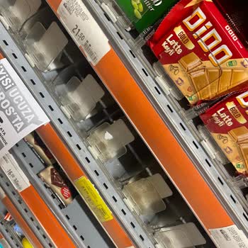 Migros Uniq İstanbul Şubesi Raflarda Ürün Yok Personel İlgisiz