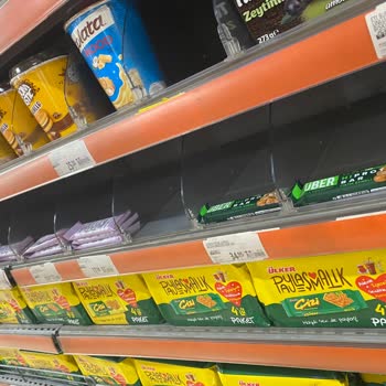 Migros Uniq İstanbul Şubesi Raflarda Ürün Yok Personel İlgisiz