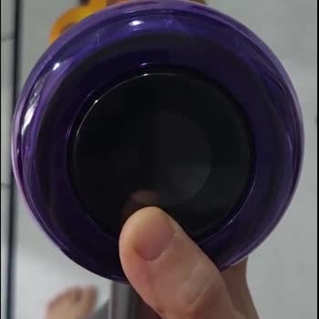 Dyson Süpürge Halıda Duruyor