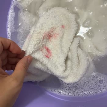 Domestos Pembe Ve Sarı Leke Yapıyor