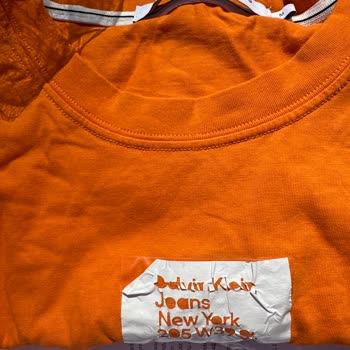 Calvin Klein Tshirt'ün Üzerindeki Logo Yıkama Sonucunda Parçalandı