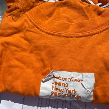 Calvin Klein Tshirt'ün Üzerindeki Logo Yıkama Sonucunda Parçalandı