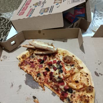 Domino's Pizza Pizza İçindeki Zeytin Çekirdeği