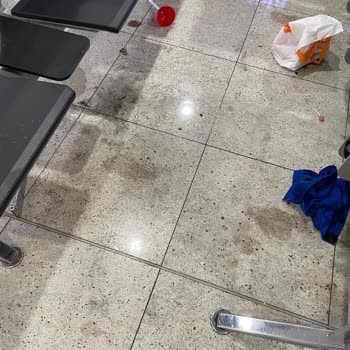 Sabiha Gökçen Havalimanı Yakışmayan Görüntü, Çöplük ve İdrar Kokusu