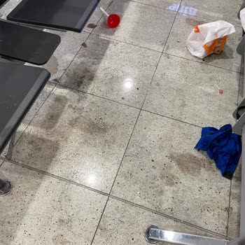 Sabiha Gökçen Havalimanı Yakışmayan Görüntü, Çöplük ve İdrar Kokusu