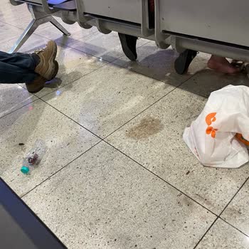 Sabiha Gökçen Havalimanı Yakışmayan Görüntü, Çöplük ve İdrar Kokusu