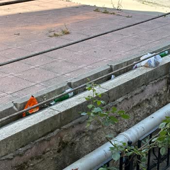 Tepebaşı Migros Çevresi Çöplerle Dolu