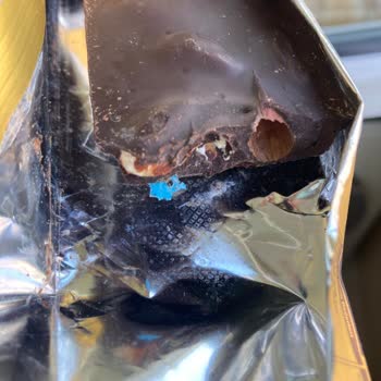 A101'den Aldığım Venci Marka Çikolatadan Plastik Parça Çıktı!