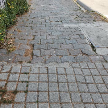 İBB - İstanbul Büyükşehir Belediyesi İstanbul Büyükşehir Belediyesinin Bakımsız Kaldırımları