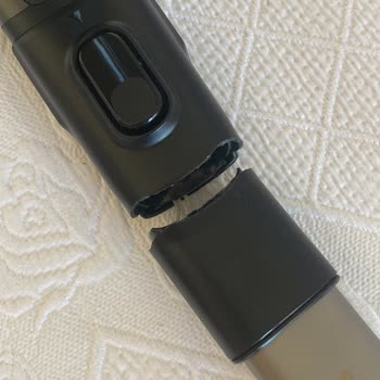 Philips'in Kırılan Xc8349 Dikey Süpürgenin Arkasında Durmaması
