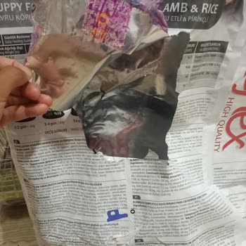 MNG Kargo Köpek Maması Çuvalını Patlatmış İçinden 4 Kilo Eksik Çıktı