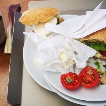 Kahve Dünyası Metroport Avm Şubesinin Kurtlu Sandviçleri