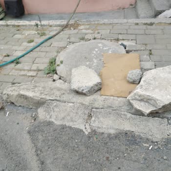 Avcılar Belediyesi Kanalizasyon Ve Çökük Olan Yer