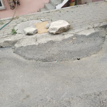 Avcılar Belediyesi Kanalizasyon Ve Çökük Olan Yer