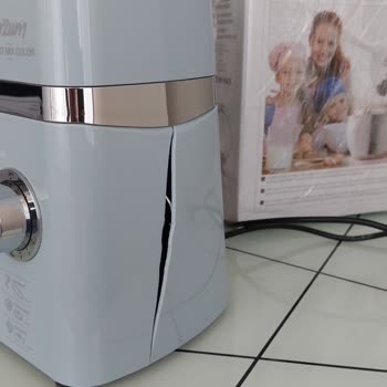 Arzum Hamur Yoğurma Makinesinin Durduğu Yerde Gövdesi Çatladı