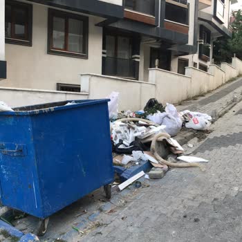 Üsküdar Belediyesi Bir Haftadır Çöpleri Kaldırmıyor