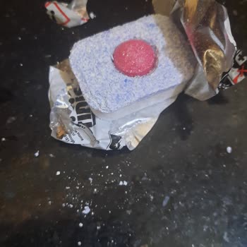 Finish Bulaşık Deterjanı Bulaşıkların Üstünde Kalıyor.