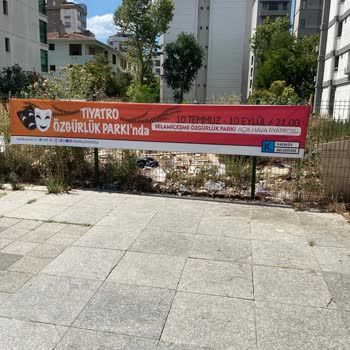 Kadıköy Belediyesi Boş Arsalardaki Çöp Yığını