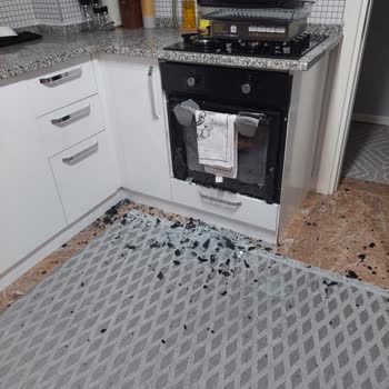 Kumtel Fırının Camı Patladı