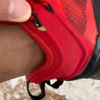adidas Ayakkabı Bağcık Bölümündeki Yırtılma