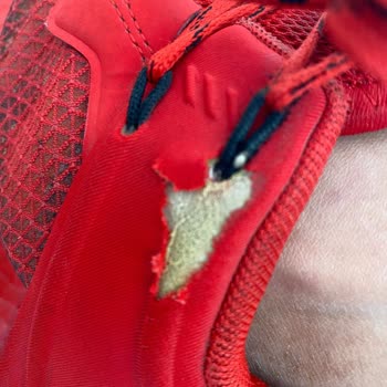 adidas Ayakkabı Bağcık Bölümündeki Yırtılma