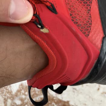 adidas Ayakkabı Bağcık Bölümündeki Yırtılma