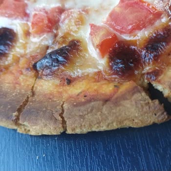 Tophane Çay Bahçesi Yanık Pizzayı Değiştirmediler
