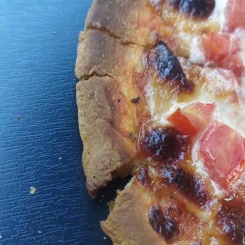 Tophane Çay Bahçesi Yanık Pizzayı Değiştirmediler