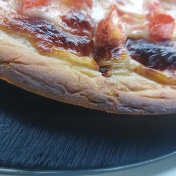 Tophane Çay Bahçesi Yanık Pizzayı Değiştirmediler