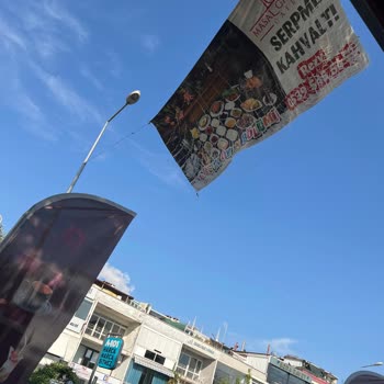 Maltepe Belediyesi Reklam Afişinin Elektrik Direğine Asılması