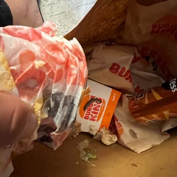 Burger King Hamburgerin İçinden Solucan Çıkması