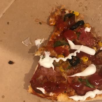 Domino's Pizza Pizzadan Plastik Çıkması