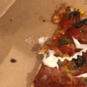 Domino's Pizza Pizzadan Plastik Çıkması