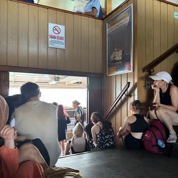 İETT - İstanbul Elektrik Tramvay Tünel Şehir Hatları Kadıköy Adalar Vapurunda Oturacak Yer Yok Yer.